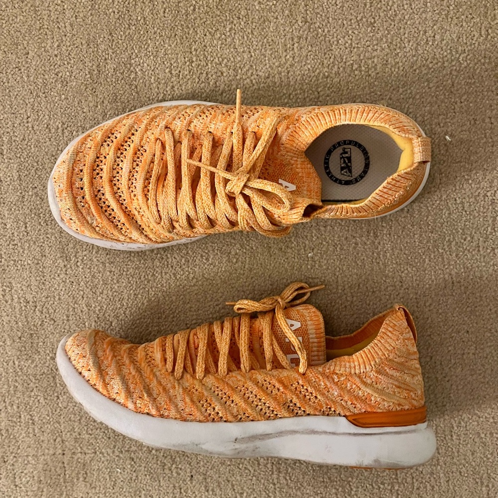 Women’s APL techloom wave sneakers - size 6.5